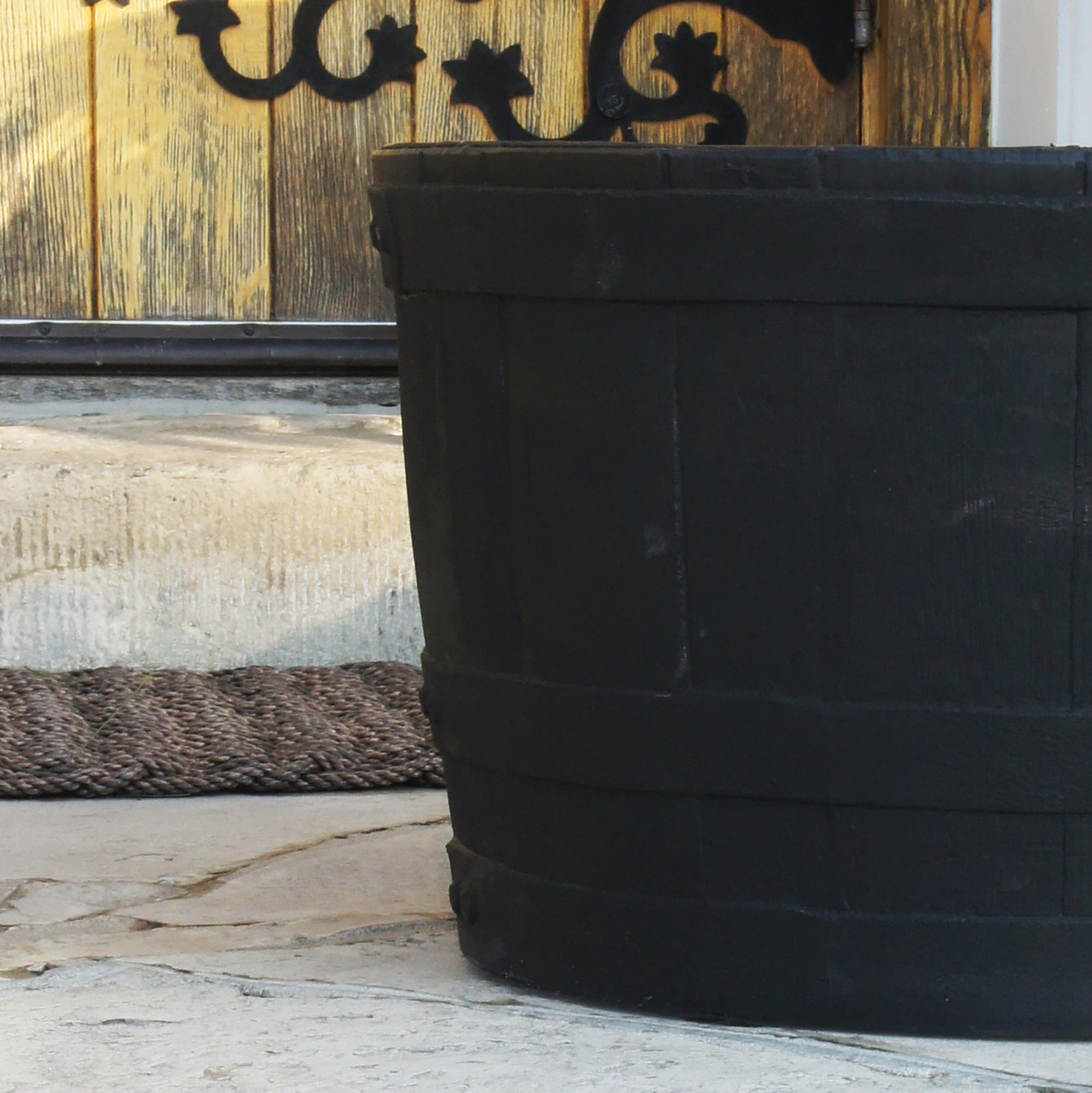 Planter Barrel Black alt 0